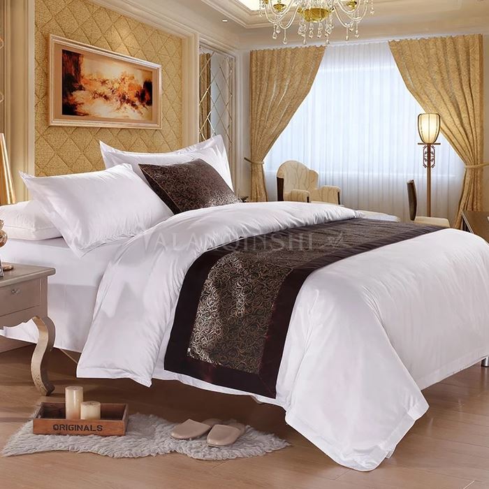 Hotelowy bieżnik na łóżko king-size
